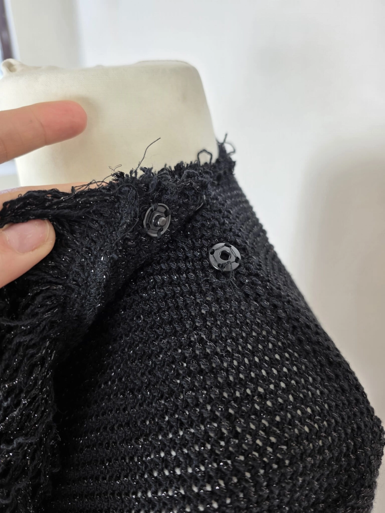 Czarny sweter damski ZARA Studio z asymetrycznymi frędzlami i błyszczącą nitką to stylowe ubranie idealne na wieczorowe wyjścia oraz eleganckie stylizacje
