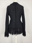 Czarny sweter damski ZARA Studio z asymetrycznymi frędzlami i błyszczącą nitką to stylowe ubranie idealne na wieczorowe wyjścia oraz eleganckie stylizacje