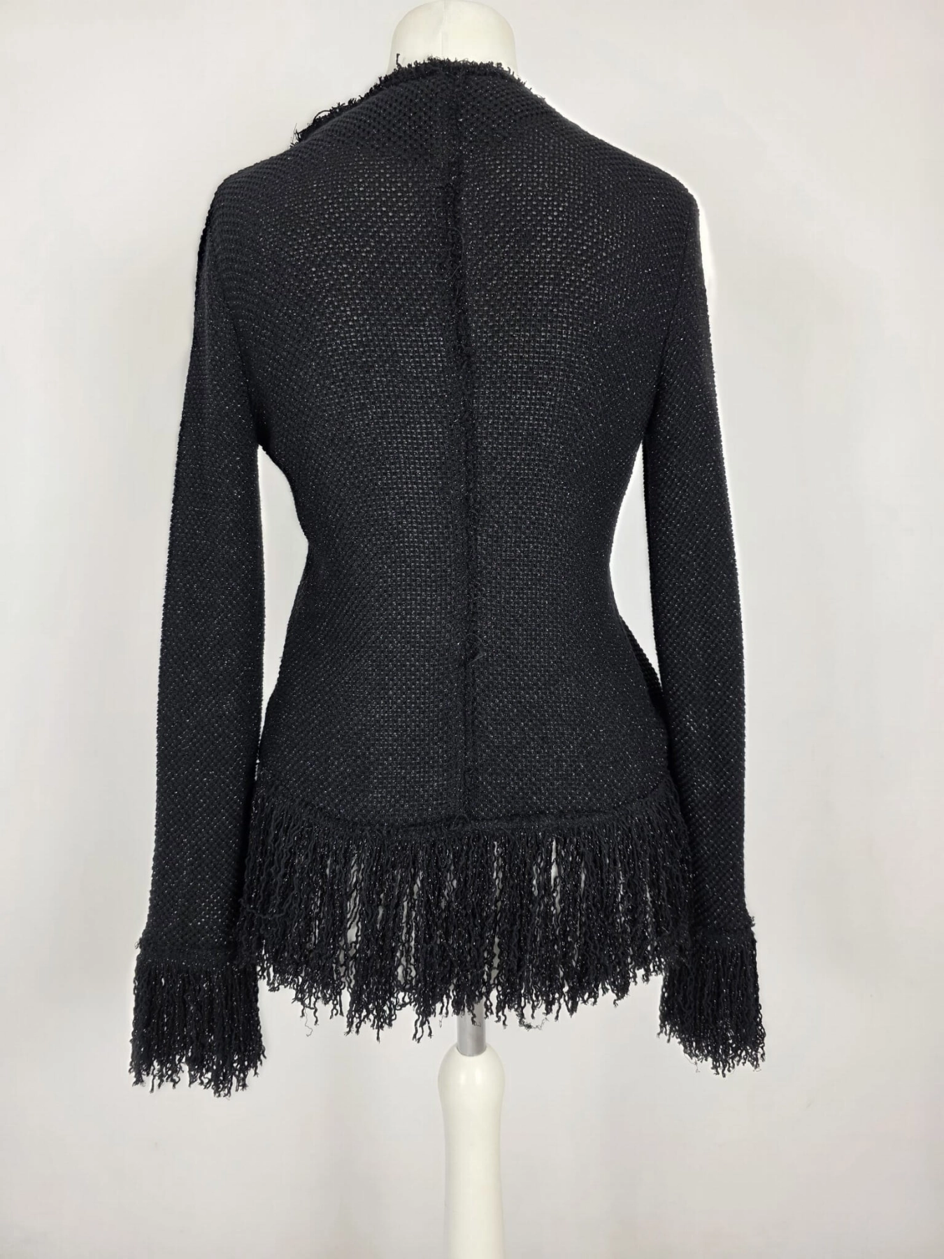 Czarny sweter damski ZARA Studio z asymetrycznymi frędzlami i błyszczącą nitką to stylowe ubranie idealne na wieczorowe wyjścia oraz eleganckie stylizacje