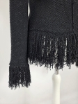 Czarny sweter damski ZARA Studio z asymetrycznymi frędzlami i błyszczącą nitką to stylowe ubranie idealne na wieczorowe wyjścia oraz eleganckie stylizacje