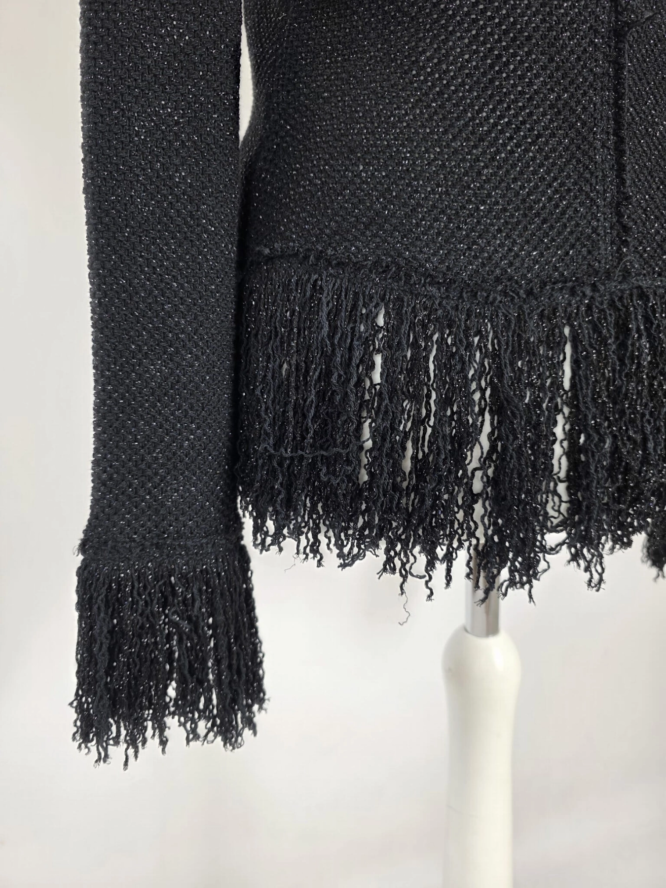Czarny sweter damski ZARA Studio z asymetrycznymi frędzlami i błyszczącą nitką to stylowe ubranie idealne na wieczorowe wyjścia oraz eleganckie stylizacje
