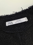 Czarny sweter damski ZARA Studio z asymetrycznymi frędzlami i błyszczącą nitką to stylowe ubranie idealne na wieczorowe wyjścia oraz eleganckie stylizacje
