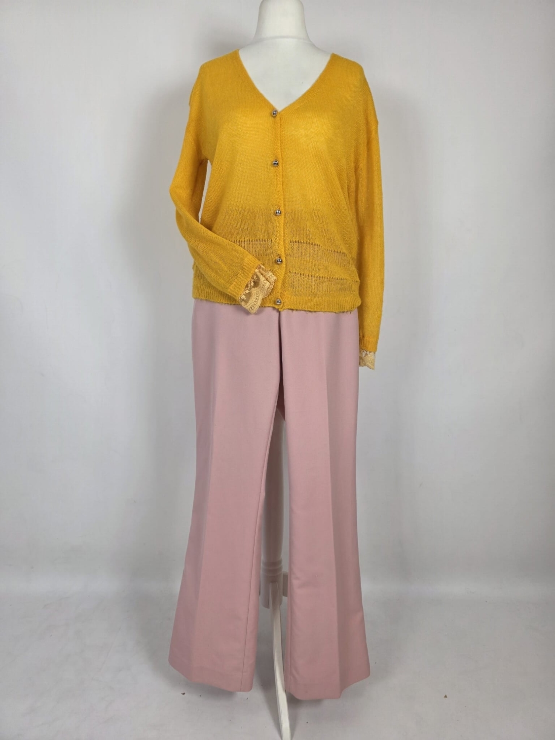 Stylowy zestaw kobiecy - miodowy cardigan z moherem Cherry Paris z ozdobną koronką oraz pudroworóżowe spodnie z wysokim stanem