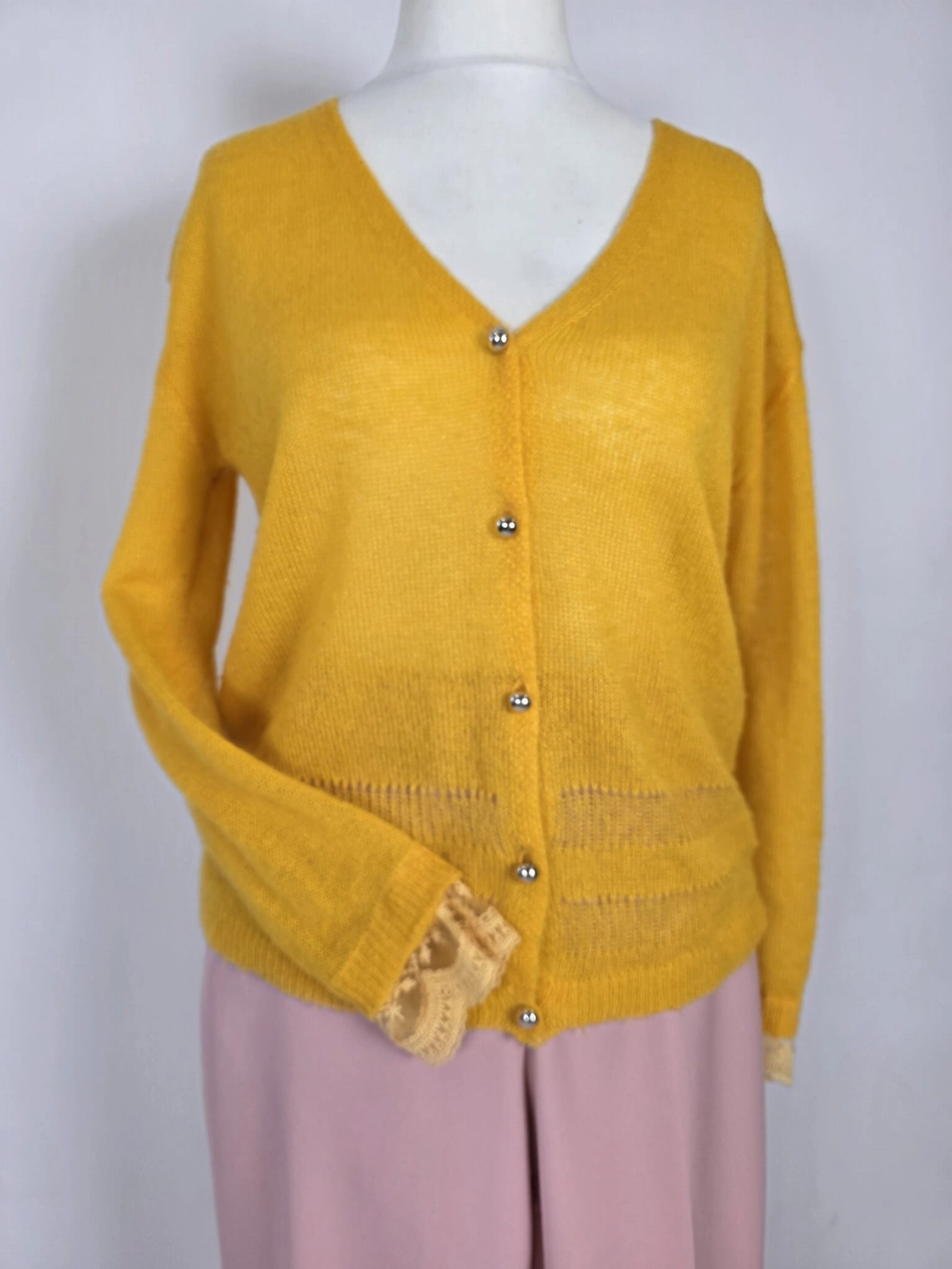 Stylowy zestaw kobiecy - miodowy cardigan z moherem Cherry Paris z ozdobną koronką oraz pudroworóżowe spodnie z wysokim stanem