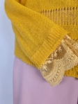 Stylowy zestaw kobiecy - miodowy cardigan z moherem Cherry Paris z ozdobną koronką oraz pudroworóżowe spodnie z wysokim stanem