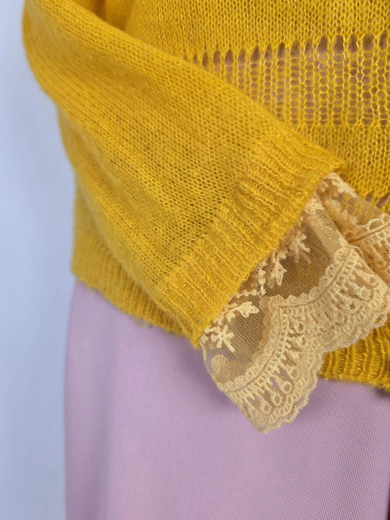 Stylowy zestaw kobiecy - miodowy cardigan z moherem Cherry Paris z ozdobną koronką oraz pudroworóżowe spodnie z wysokim stanem
