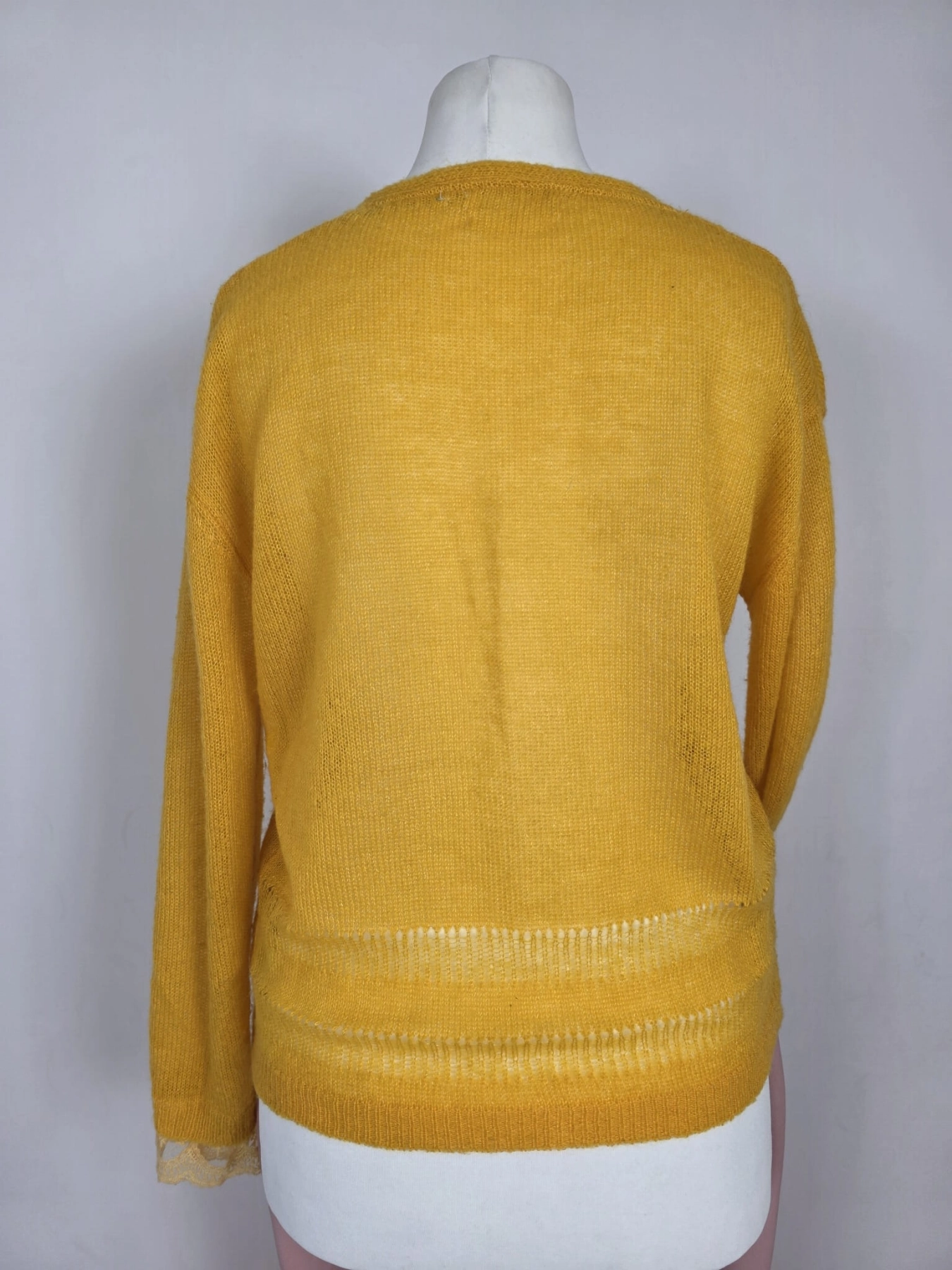 Stylowy zestaw kobiecy - miodowy cardigan z moherem Cherry Paris z ozdobną koronką oraz pudroworóżowe spodnie z wysokim stanem