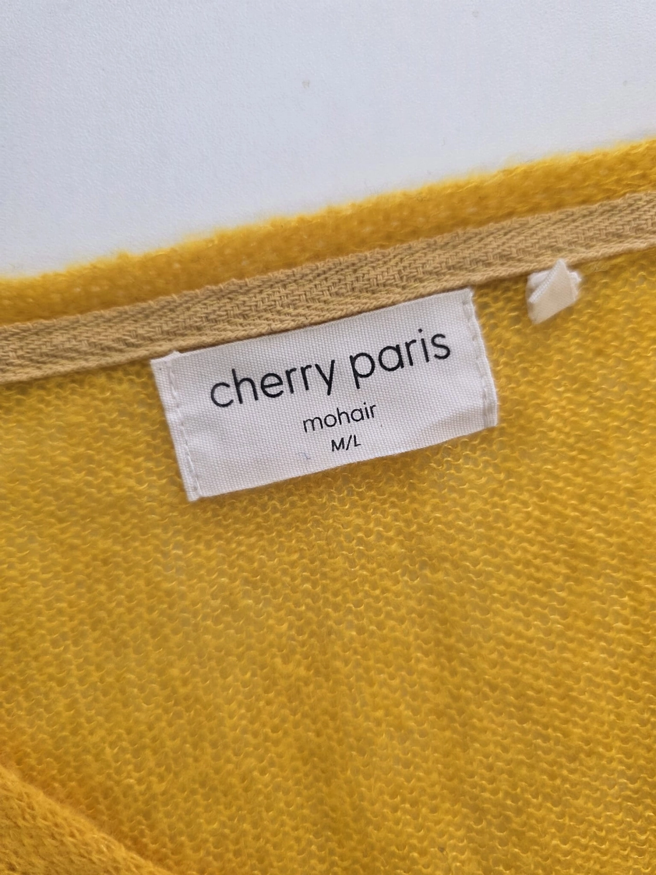 Stylowy zestaw kobiecy - miodowy cardigan z moherem Cherry Paris z ozdobną koronką oraz pudroworóżowe spodnie z wysokim stanem