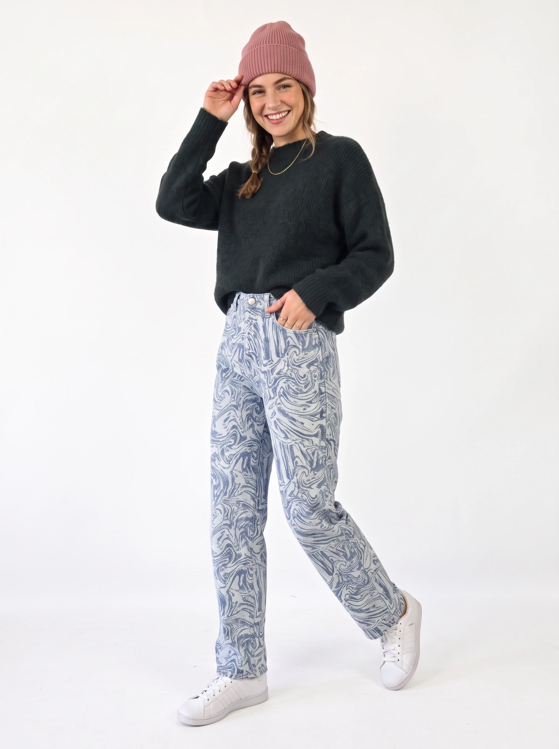 Stylowy zestaw damski z ciemnozielonym swetrem Selected Femme z alpaką i wełną oraz niebieskimi jeansami z wysokim stanem we wzór