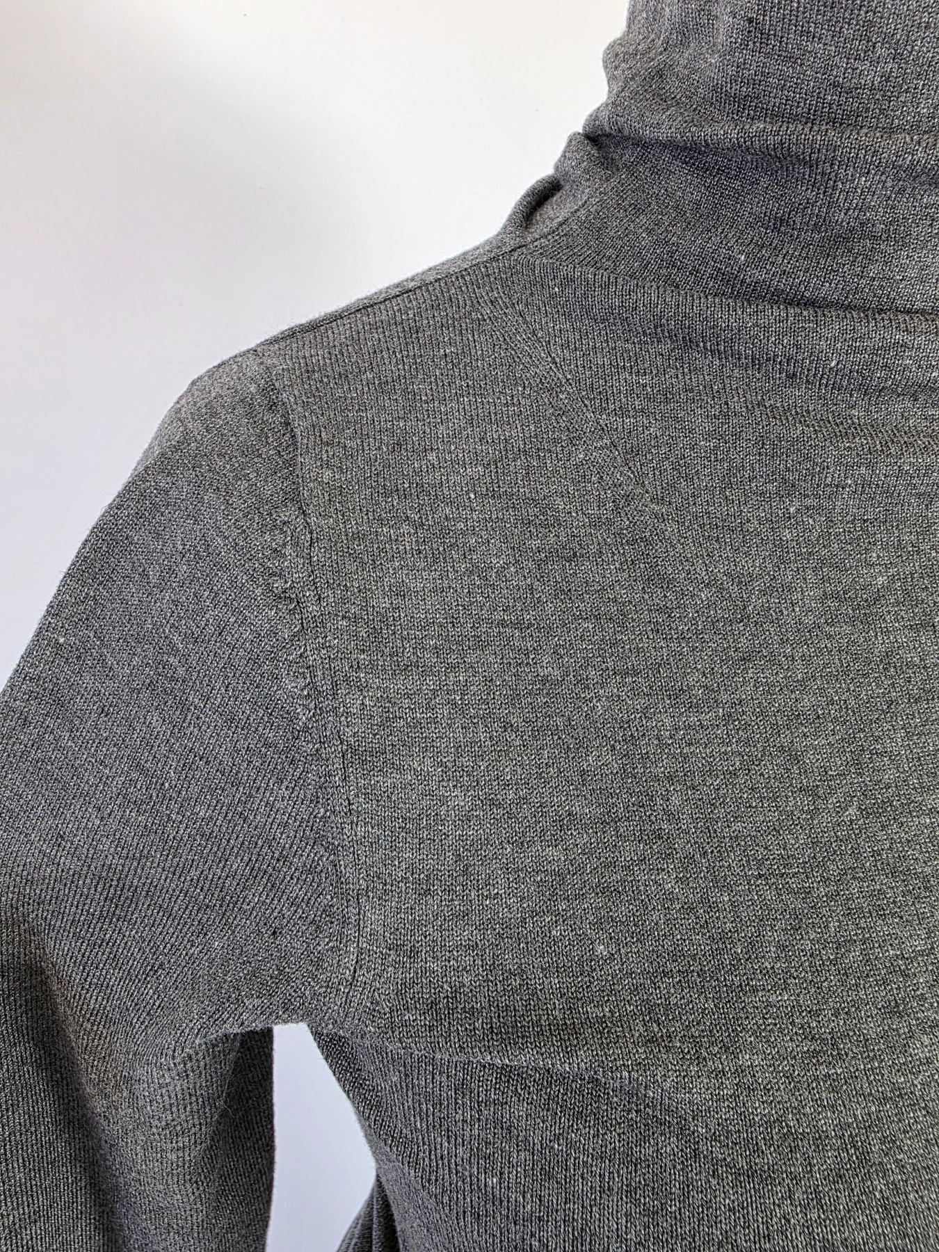 Damska stylizacja premium z beżową marynarką POLWAR, szarym golfem oraz czarnymi spodniami jeansowymi G-Star RAW
