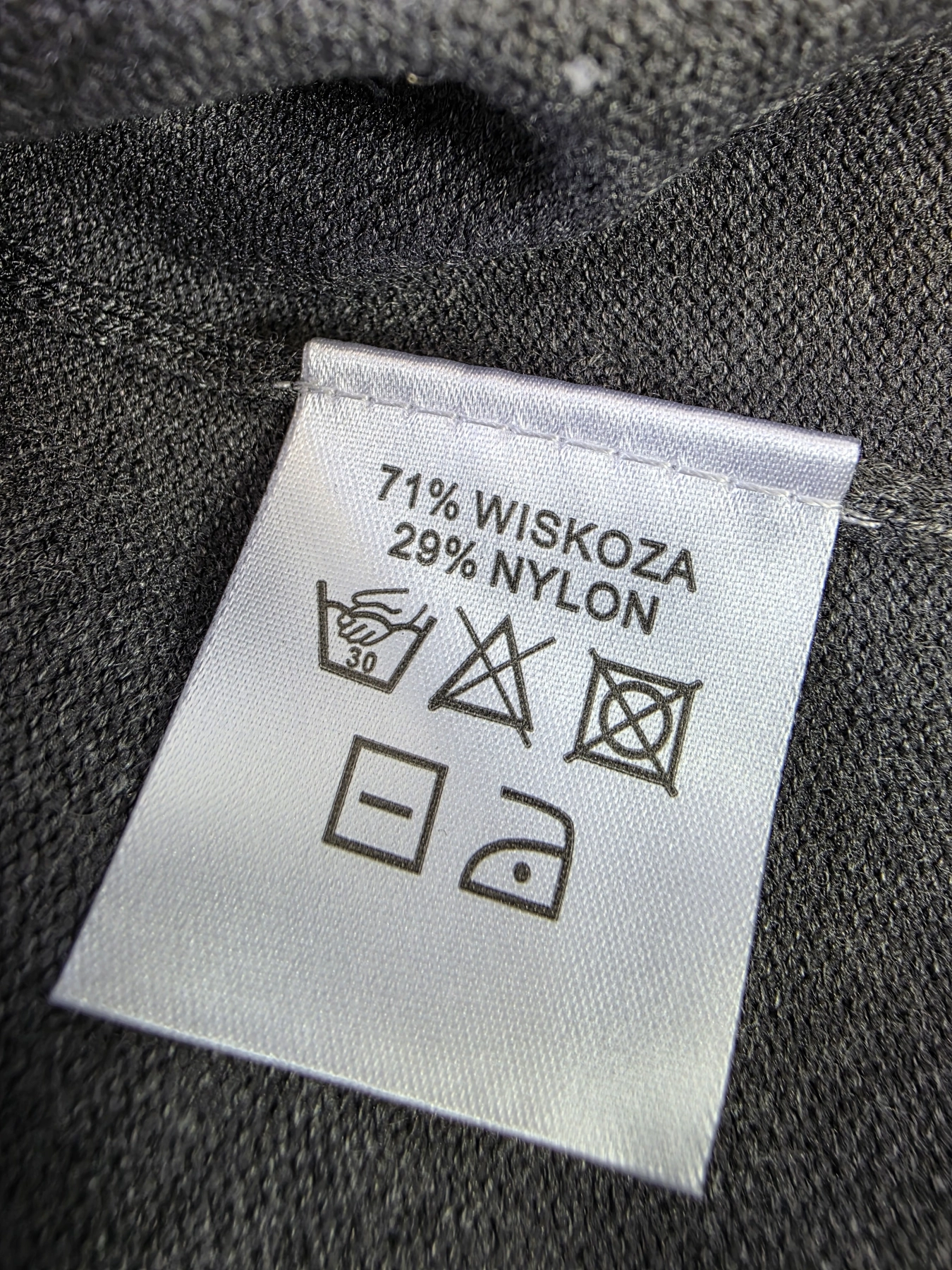 Damska stylizacja premium z beżową marynarką POLWAR, szarym golfem oraz czarnymi spodniami jeansowymi G-Star RAW
