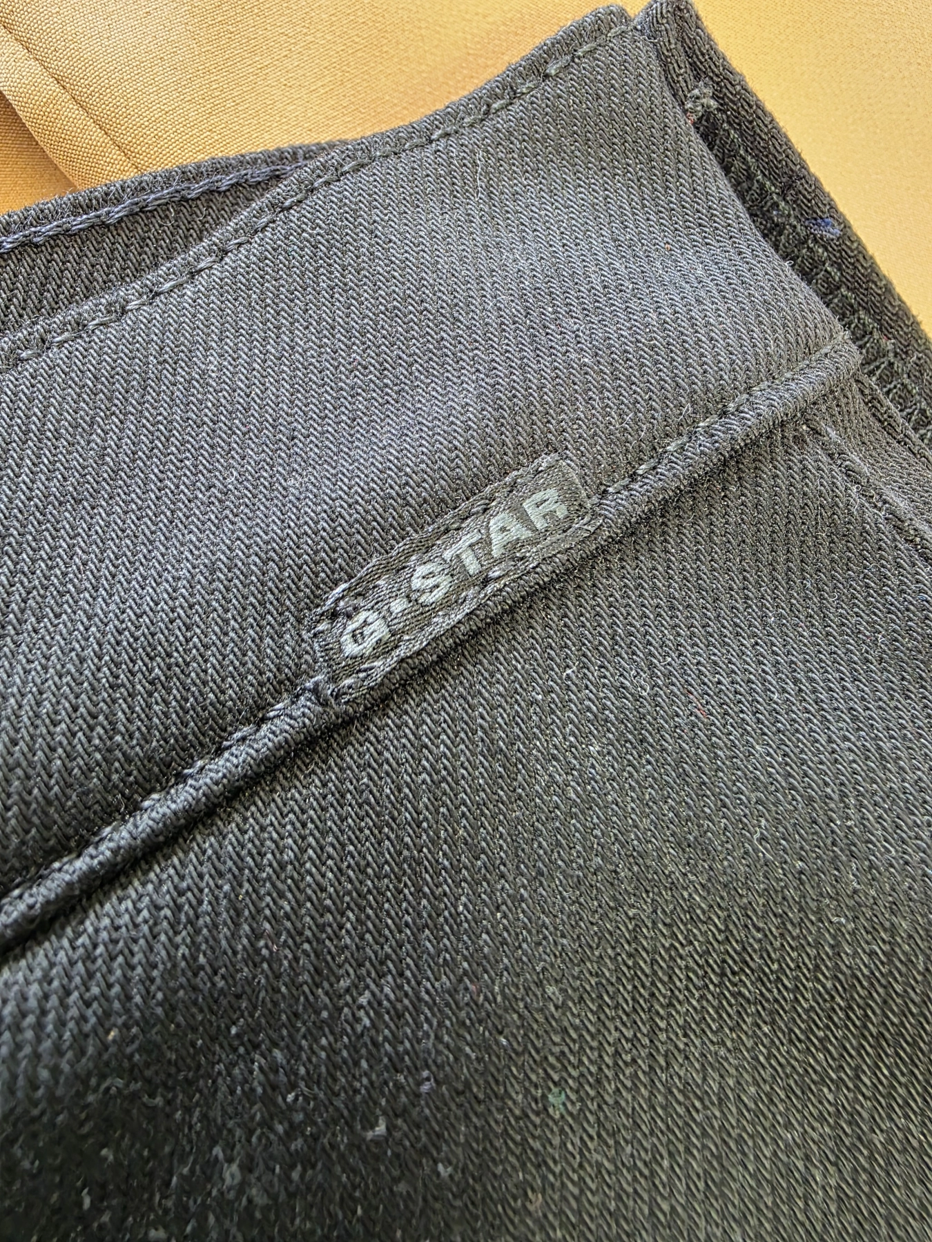 Damska stylizacja premium z beżową marynarką POLWAR, szarym golfem oraz czarnymi spodniami jeansowymi G-Star RAW
