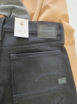 Damska stylizacja premium z beżową marynarką POLWAR, szarym golfem oraz czarnymi spodniami jeansowymi G-Star RAW