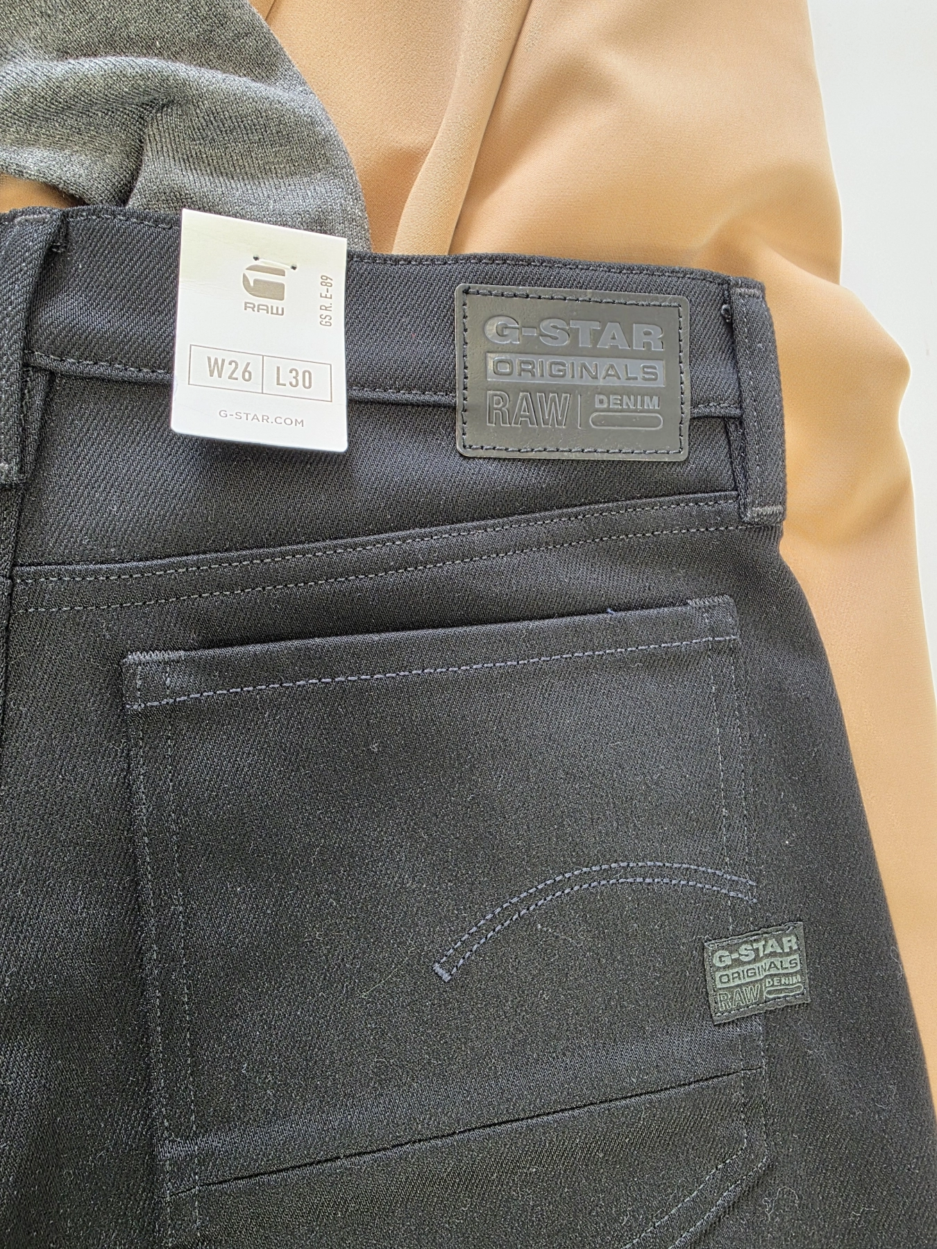 Damska stylizacja premium z beżową marynarką POLWAR, szarym golfem oraz czarnymi spodniami jeansowymi G-Star RAW