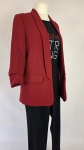 Trzyczęściowa stylizacja damska premium z czerwoną marynarką Kiabi, czarnym t-shirtem Wuli:Luu i eleganckimi spodniami w prążki