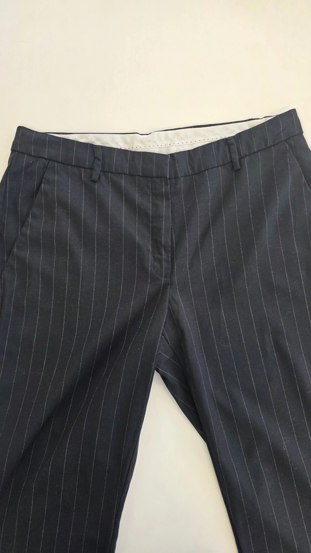 Trzyczęściowa stylizacja damska premium z czerwoną marynarką Kiabi, czarnym t-shirtem Wuli:Luu i eleganckimi spodniami w prążki