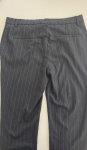 Trzyczęściowa stylizacja damska premium z czerwoną marynarką Kiabi, czarnym t-shirtem Wuli:Luu i eleganckimi spodniami w prążki