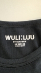 Trzyczęściowa stylizacja damska premium z czerwoną marynarką Kiabi, czarnym t-shirtem Wuli:Luu i eleganckimi spodniami w prążki