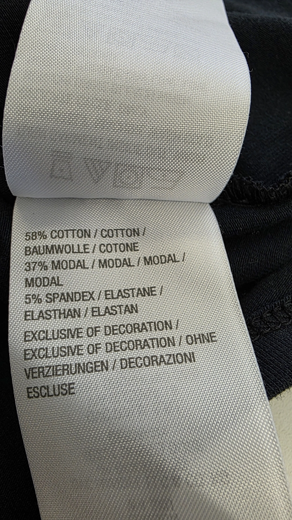 Trzyczęściowa stylizacja damska premium z czerwoną marynarką Kiabi, czarnym t-shirtem Wuli:Luu i eleganckimi spodniami w prążki
