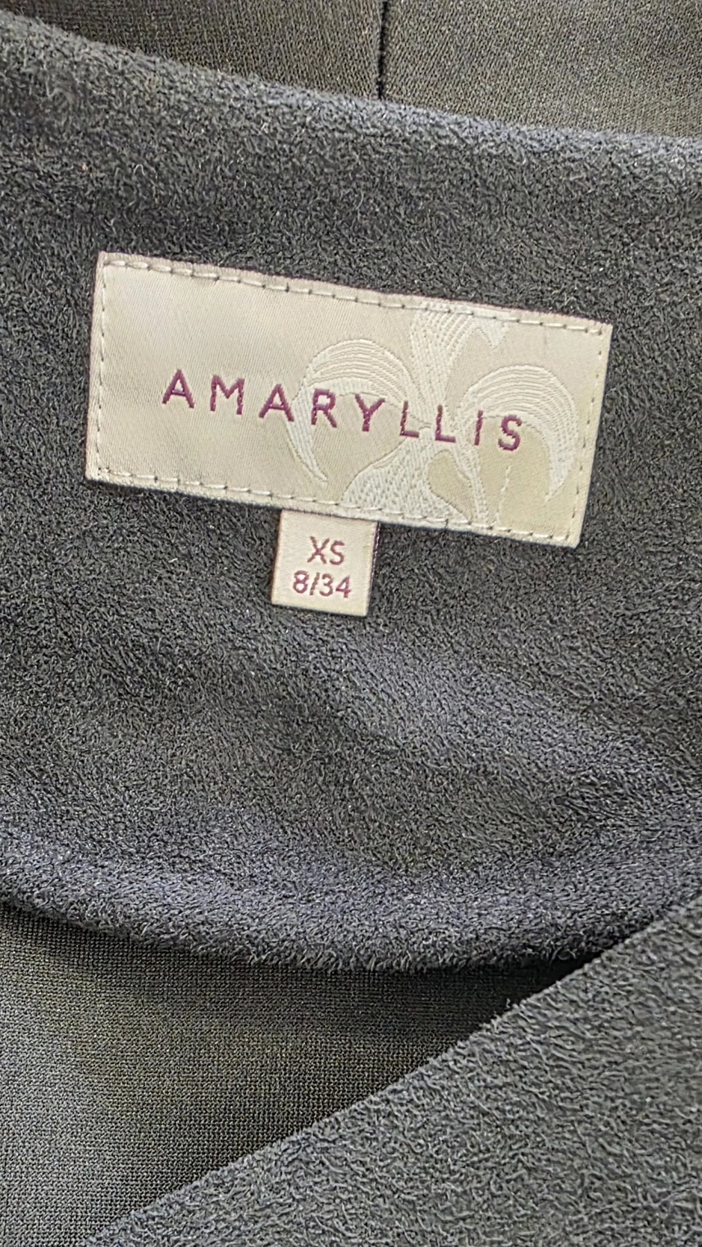 Trzyczęściowa stylizacja damska premium z koronkowa bluzką Patrizia Pepe, zamszową narzutką Amaryllis i połyskującymi spodniami Calzedonia