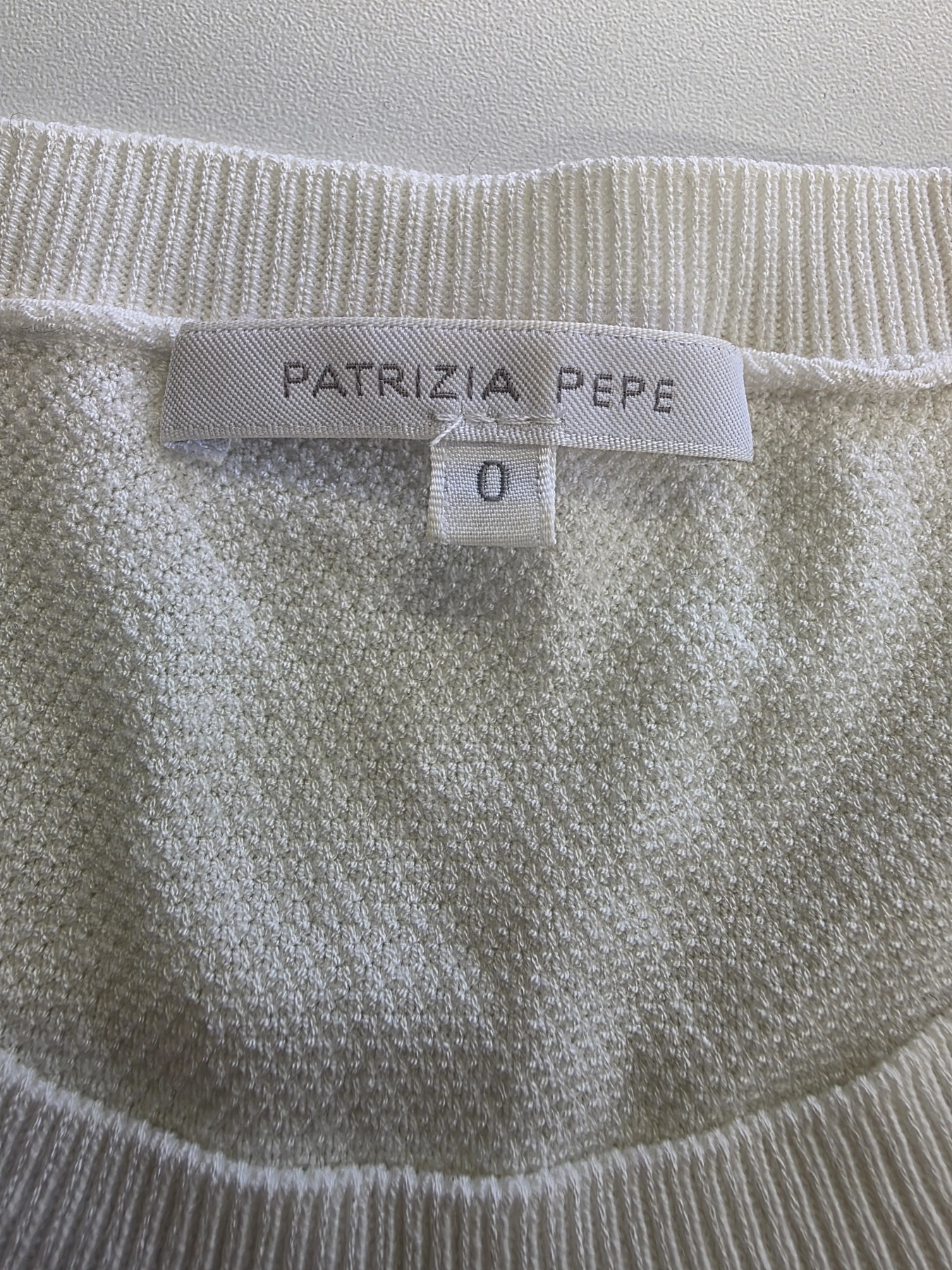 Trzyczęściowa stylizacja damska premium z koronkowa bluzką Patrizia Pepe, zamszową narzutką Amaryllis i połyskującymi spodniami Calzedonia