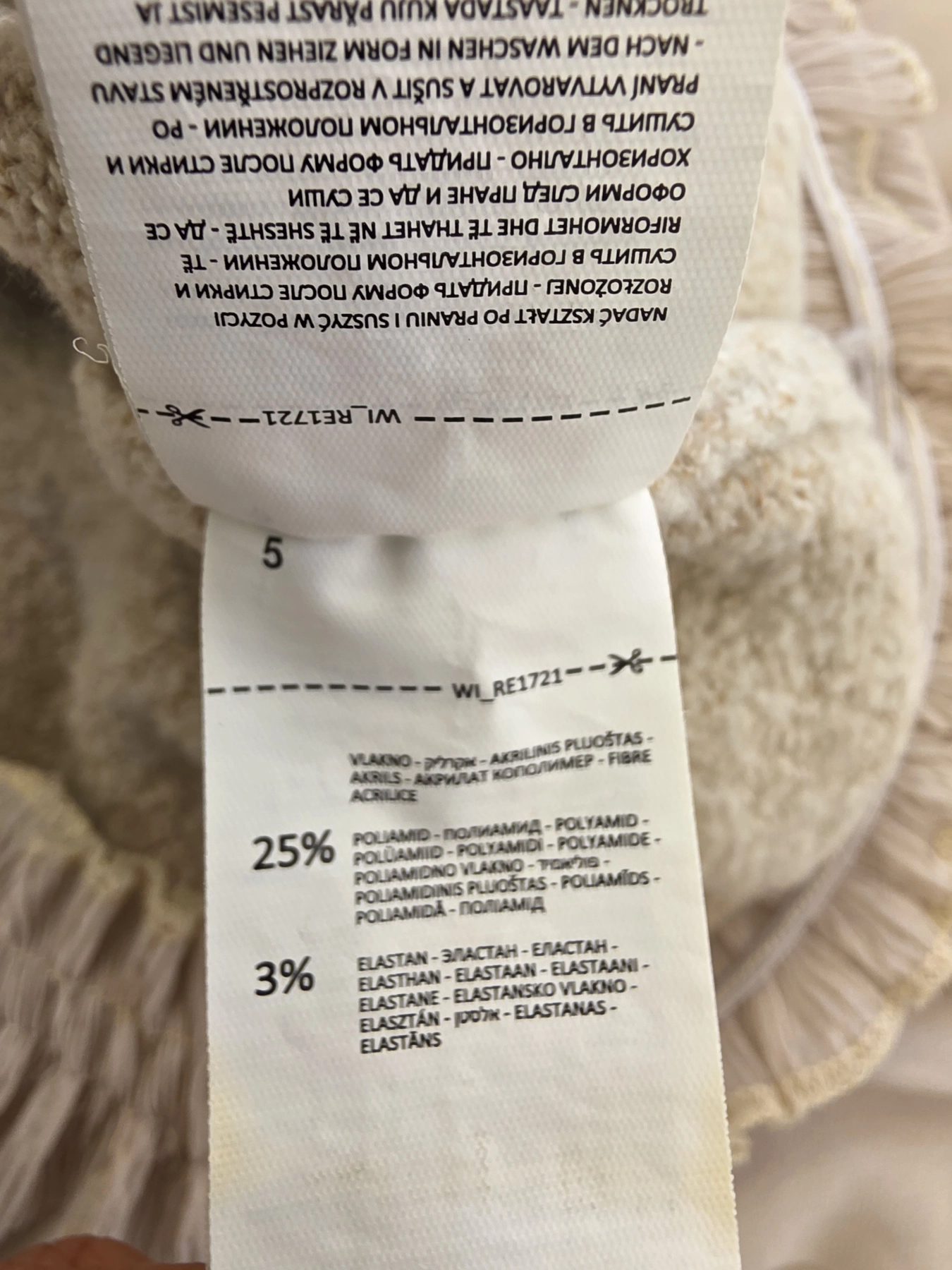 Kobieca, beżowa sukienka dzianinowa marki Reserved z plisowanym, zwiewnym dołem doskonale łączy komfort z eleganckim, nowoczesnym stylem