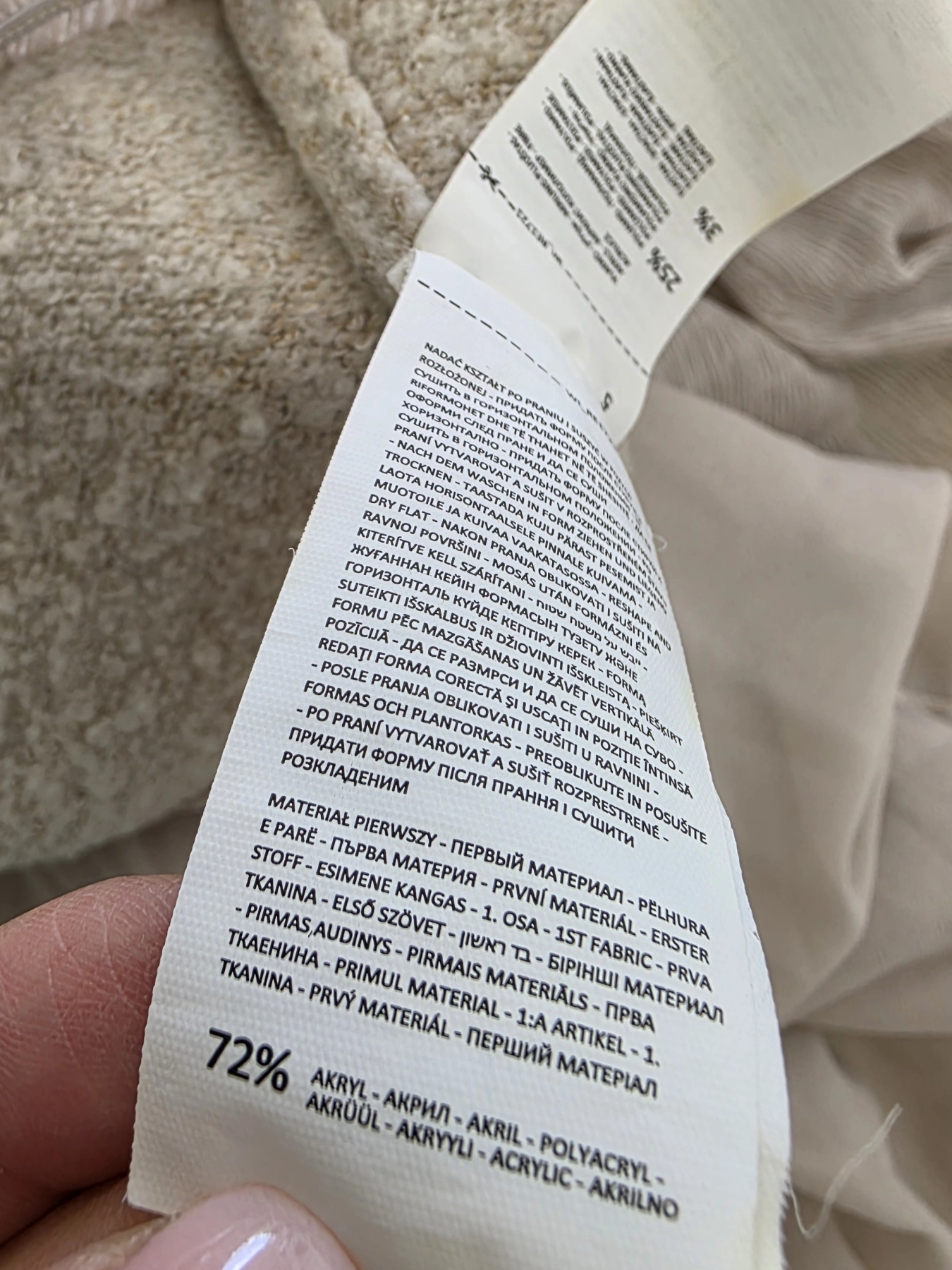 Kobieca, beżowa sukienka dzianinowa marki Reserved z plisowanym, zwiewnym dołem doskonale łączy komfort z eleganckim, nowoczesnym stylem
