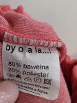 Czerwony, damski komplet dresowy z weluru marki by o la la...! to stylowy zestaw z bluzą z kapturem i dopasowanymi spodniami, który łączy niezrównaną wygodę z efektownym lookiem