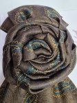 Odkryj unikalną, ręcznie robioną broszkę krawatową we wzór paisley w sklepie z odzieżą używaną premium i dodaj elegancji swoim codziennym oraz wieczorowym stylizacjom