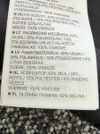 Włoska elegancja w wydaniu premium – wełniana sukienka Marc O’Polo o prostym kroju to synonim wygody, kobiecego stylu i ponadczasowej klasy w Twojej szafie