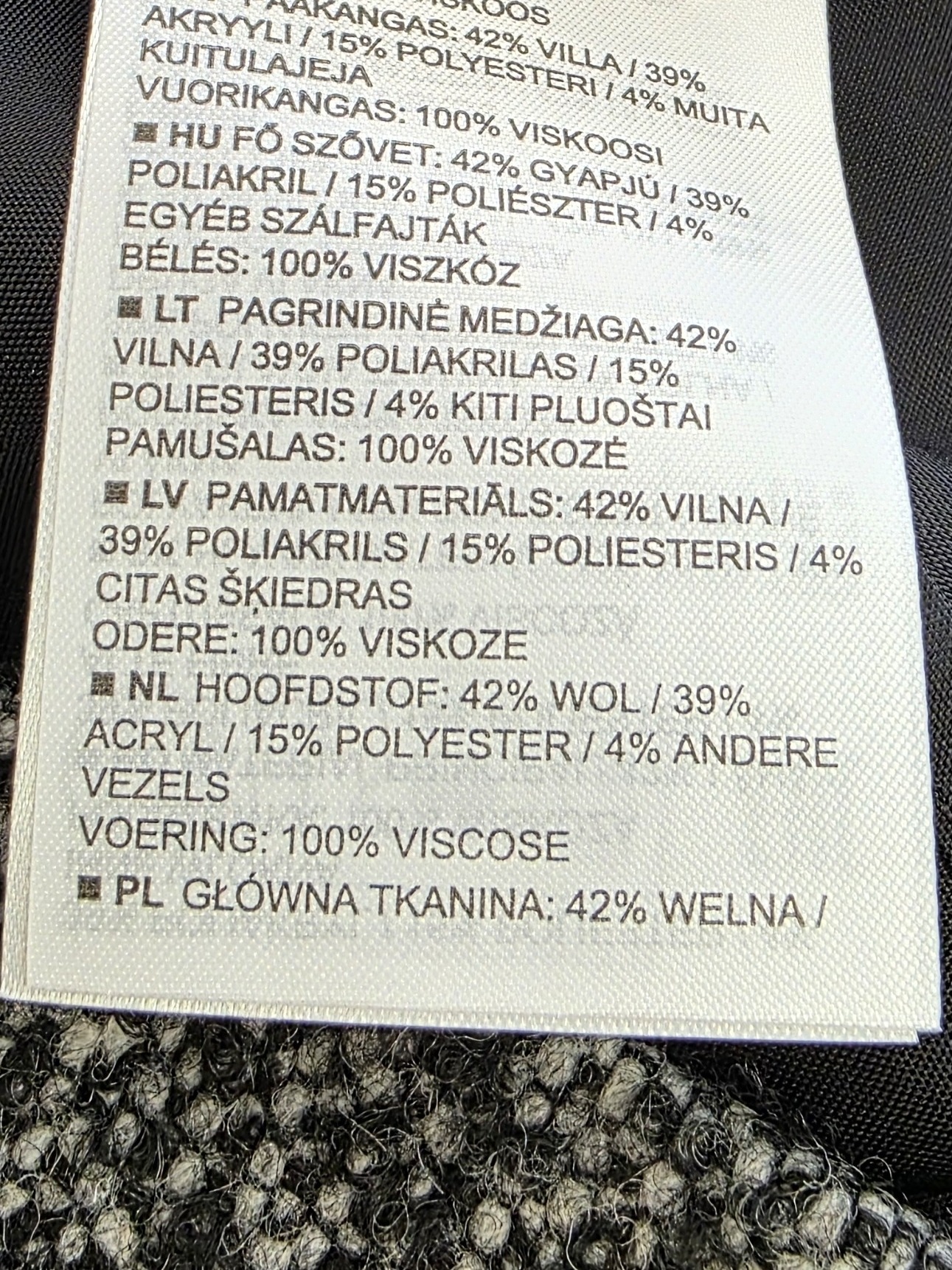 Włoska elegancja w wydaniu premium – wełniana sukienka Marc O’Polo o prostym kroju to synonim wygody, kobiecego stylu i ponadczasowej klasy w Twojej szafie