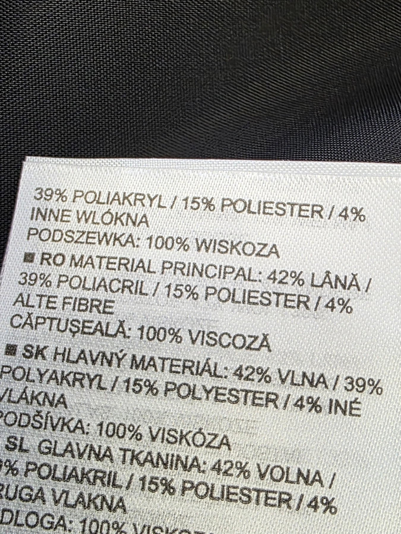 Włoska elegancja w wydaniu premium – wełniana sukienka Marc O’Polo o prostym kroju to synonim wygody, kobiecego stylu i ponadczasowej klasy w Twojej szafie