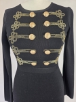 Elegancka czarna sukienka dresowa Allyson Collection ze złotymi guzikami i dżetami doskonale podkreśla kobiecą sylwetkę, łącząc styl militarny z wyjątkową wygodą