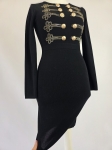 Elegancka czarna sukienka dresowa Allyson Collection ze złotymi guzikami i dżetami doskonale podkreśla kobiecą sylwetkę, łącząc styl militarny z wyjątkową wygodą