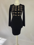 Elegancka czarna sukienka dresowa Allyson Collection ze złotymi guzikami i dżetami doskonale podkreśla kobiecą sylwetkę, łącząc styl militarny z wyjątkową wygodą