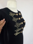 Elegancka czarna sukienka dresowa Allyson Collection ze złotymi guzikami i dżetami doskonale podkreśla kobiecą sylwetkę, łącząc styl militarny z wyjątkową wygodą