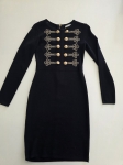 Elegancka czarna sukienka dresowa Allyson Collection ze złotymi guzikami i dżetami doskonale podkreśla kobiecą sylwetkę, łącząc styl militarny z wyjątkową wygodą
