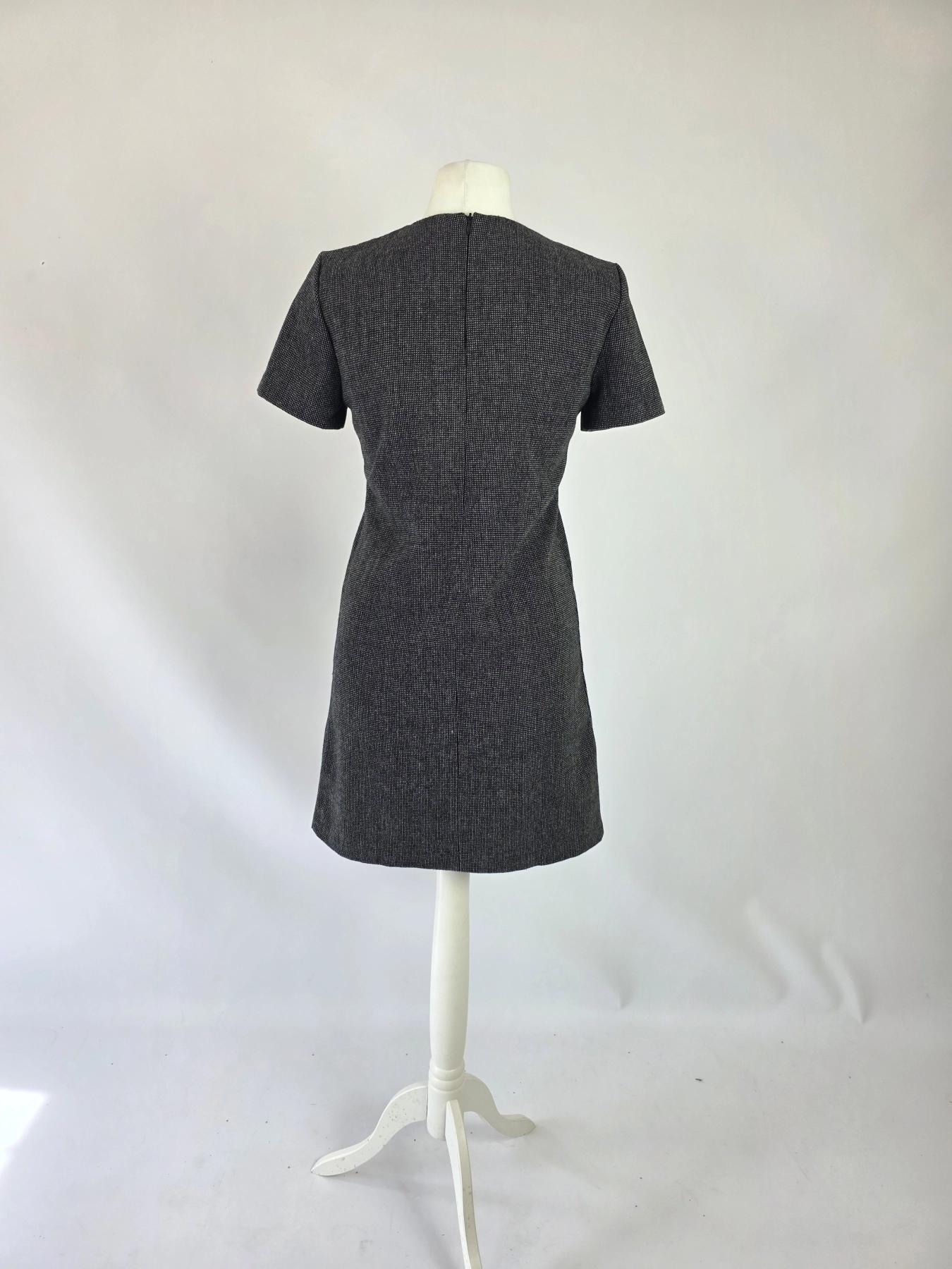 Krótka, czarno-szara sukienka mini marki Mango Casual z dekoltem w serek i krótkim rękawem, idealna do eleganckich oraz codziennych stylizacji