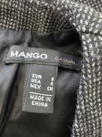 Krótka, czarno-szara sukienka mini marki Mango Casual z dekoltem w serek i krótkim rękawem, idealna do eleganckich oraz codziennych stylizacji