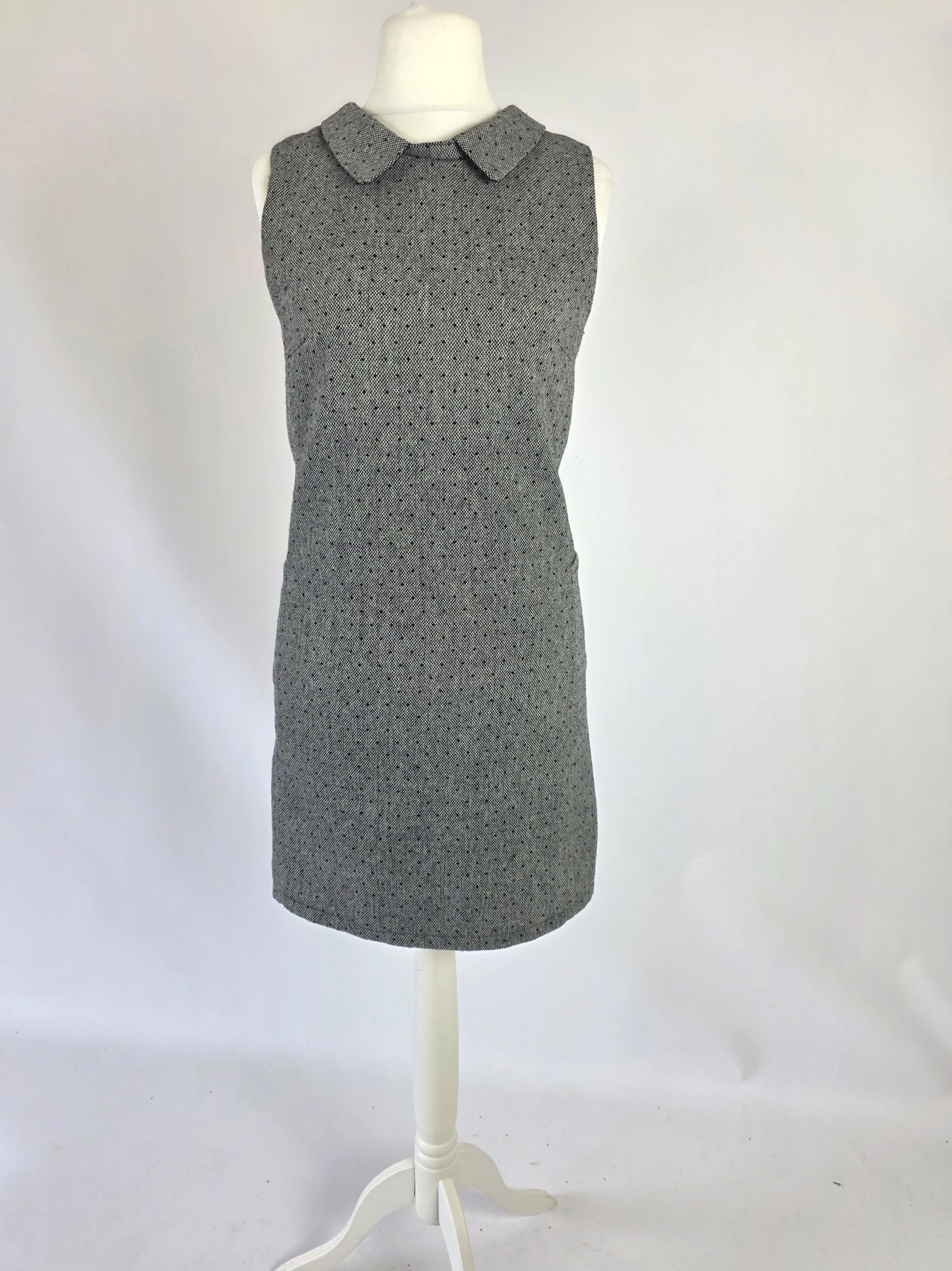 Elegancka szara sukienka bez rękawów z kołnierzykiem Holly Bracken to stylowy wybór do garderoby vintage i klasycznych zestawów