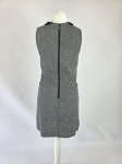 Elegancka szara sukienka bez rękawów z kołnierzykiem Holly Bracken to stylowy wybór do garderoby vintage i klasycznych zestawów
