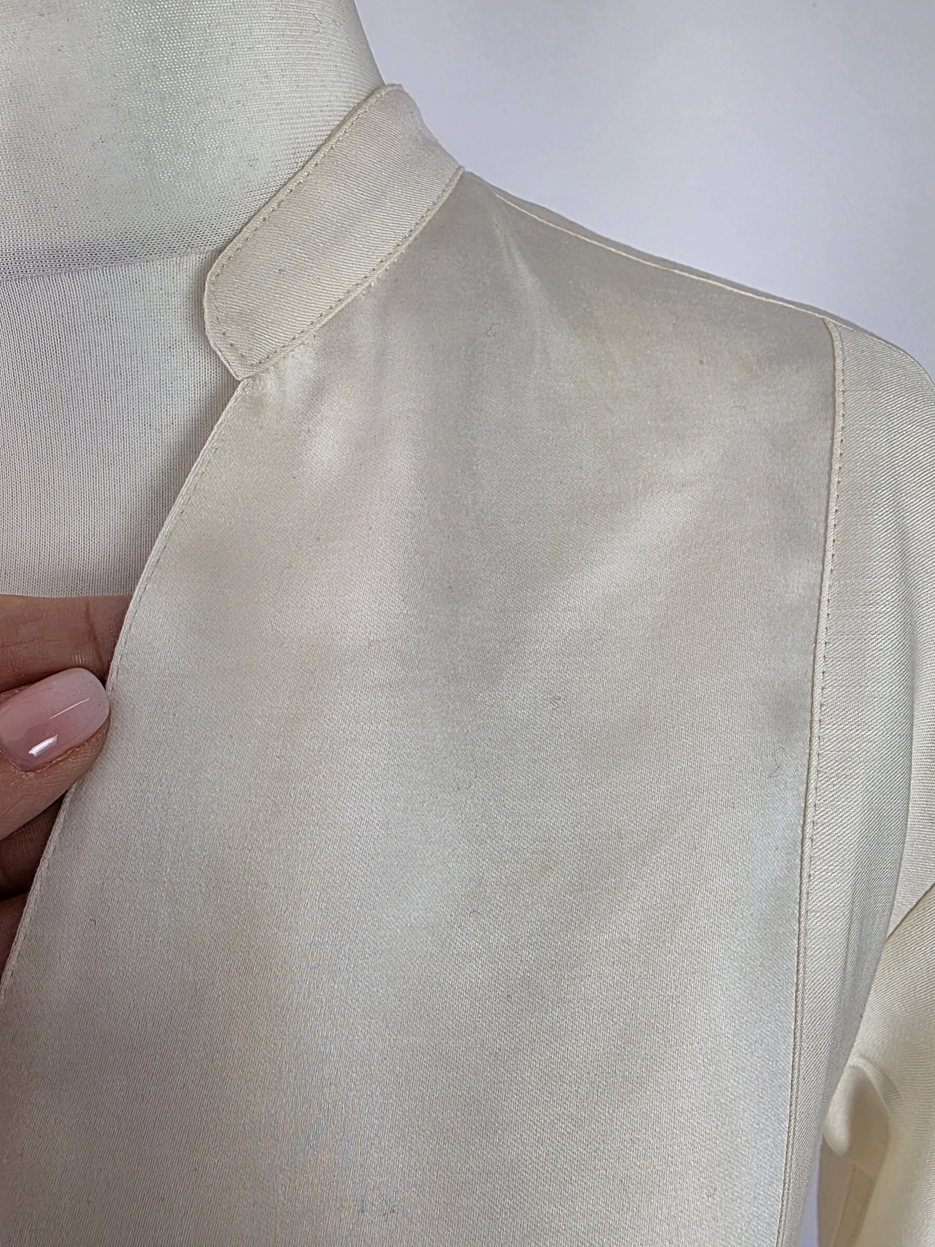 Kremowa sukienka koszulowa marki Filippa K ze stójką i dekoltem V to elegancka, wykonana z tencelu i bawełny propozycja premium, która zachwyca minimalizmem oraz wygodą
