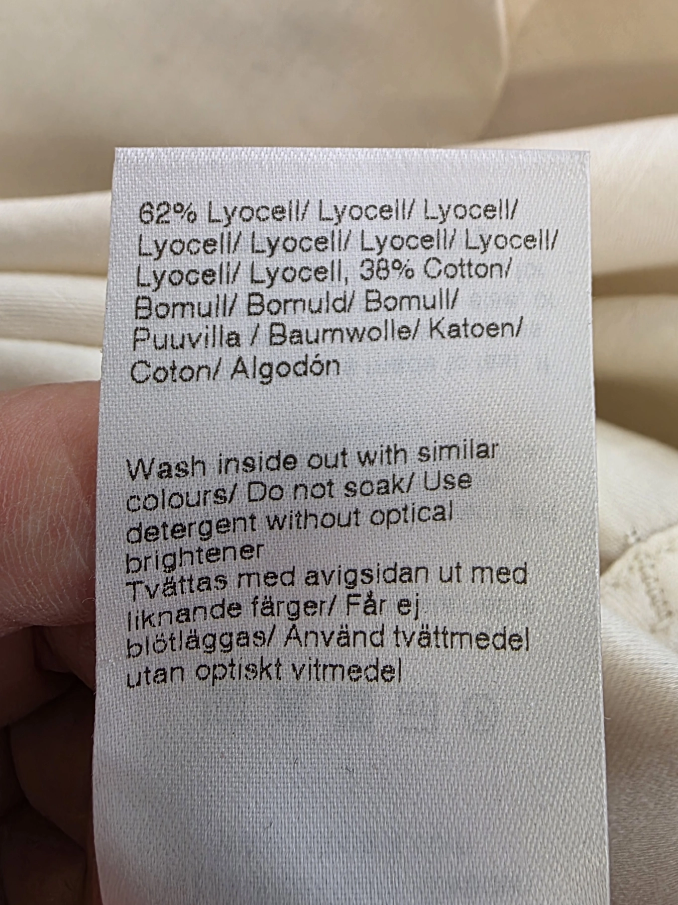 Kremowa sukienka koszulowa marki Filippa K ze stójką i dekoltem V to elegancka, wykonana z tencelu i bawełny propozycja premium, która zachwyca minimalizmem oraz wygodą