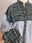 Komplet damski złożony z designerskiej koszuli w paski z tweedowym akcentem oraz oryginalnych jeansów Levi’s Premium świetnie podkreśla kobiecą sylwetkę, gwarantując styl i codzienny komfort