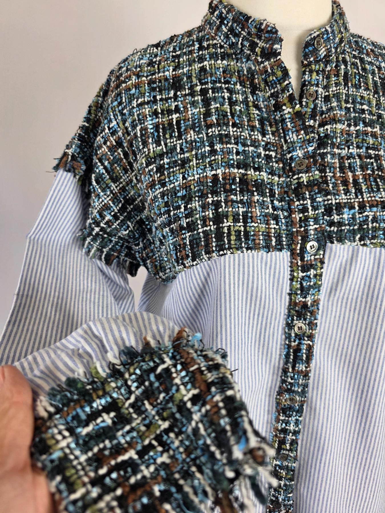 Komplet damski złożony z designerskiej koszuli w paski z tweedowym akcentem oraz oryginalnych jeansów Levi’s Premium świetnie podkreśla kobiecą sylwetkę, gwarantując styl i codzienny komfort