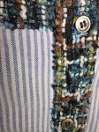 Komplet damski złożony z designerskiej koszuli w paski z tweedowym akcentem oraz oryginalnych jeansów Levi’s Premium świetnie podkreśla kobiecą sylwetkę, gwarantując styl i codzienny komfort