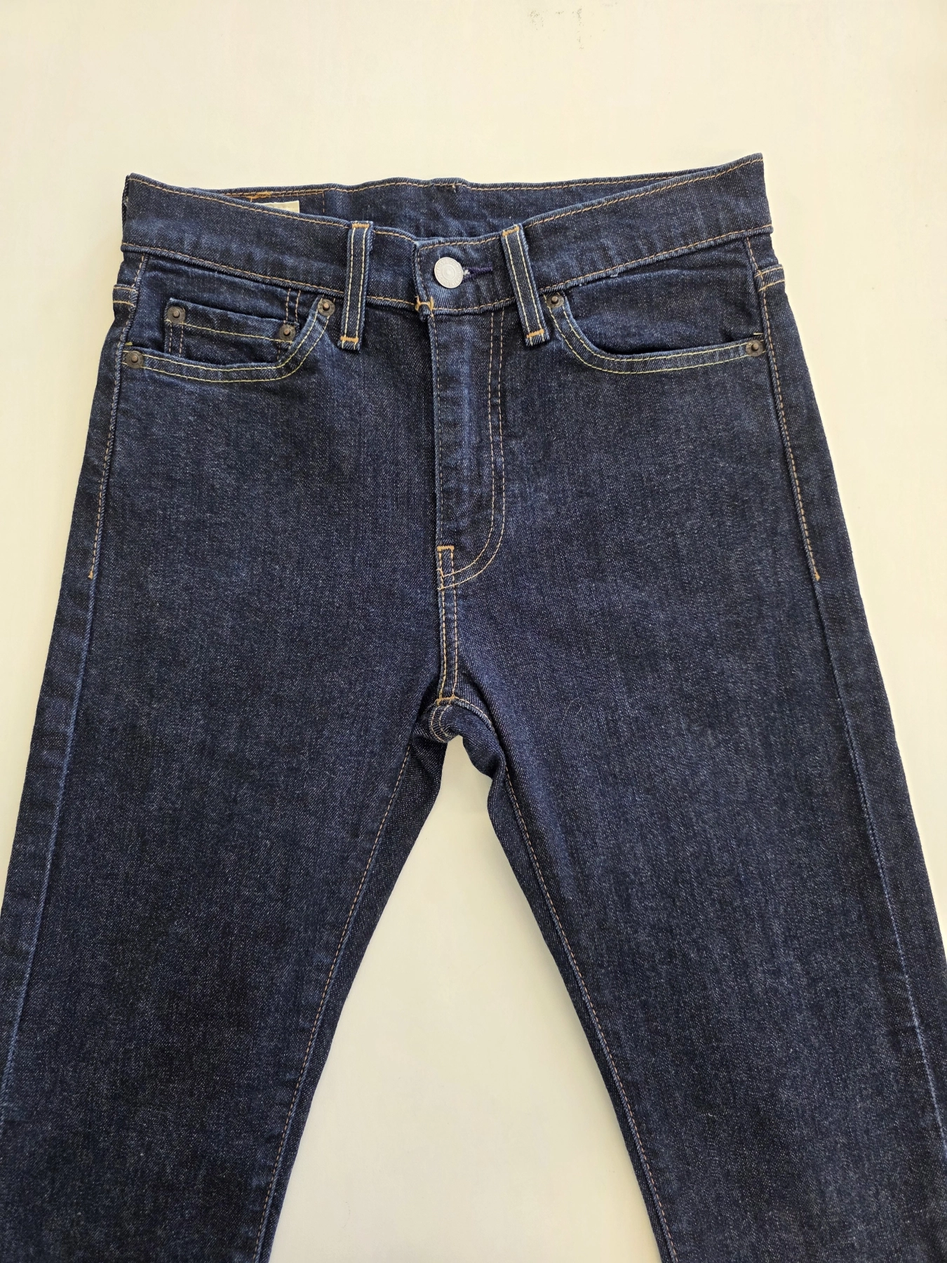 Komplet damski złożony z designerskiej koszuli w paski z tweedowym akcentem oraz oryginalnych jeansów Levi’s Premium świetnie podkreśla kobiecą sylwetkę, gwarantując styl i codzienny komfort