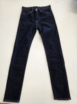 Komplet damski złożony z designerskiej koszuli w paski z tweedowym akcentem oraz oryginalnych jeansów Levi’s Premium świetnie podkreśla kobiecą sylwetkę, gwarantując styl i codzienny komfort