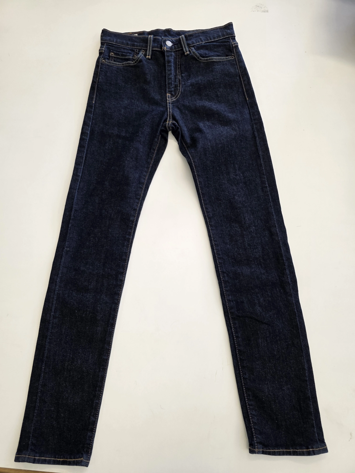 Komplet damski złożony z designerskiej koszuli w paski z tweedowym akcentem oraz oryginalnych jeansów Levi’s Premium świetnie podkreśla kobiecą sylwetkę, gwarantując styl i codzienny komfort
