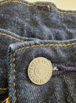 Komplet damski złożony z designerskiej koszuli w paski z tweedowym akcentem oraz oryginalnych jeansów Levi’s Premium świetnie podkreśla kobiecą sylwetkę, gwarantując styl i codzienny komfort